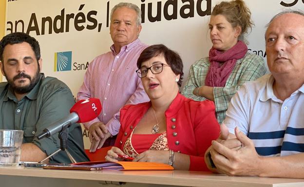 Camino Cabañas, alcaldesa de San Andrés, en su comparecencia de este jueves junto a los concejales de su equipo de gobierno. 