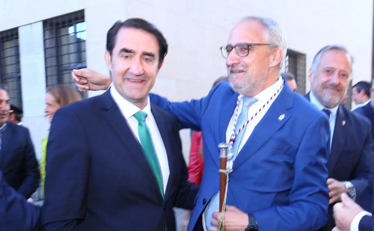 El alcalde de Ponferrada, Olegario Ramón, saluda al consejero de Medio Ambiente de la Junta Juan Carlos Suárez Quiñones.