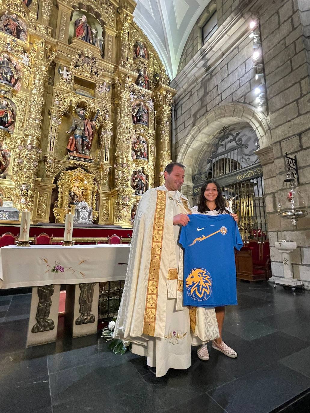 Ofrenda floral del Olímpico de León en la Iglesia de San Marcelo.