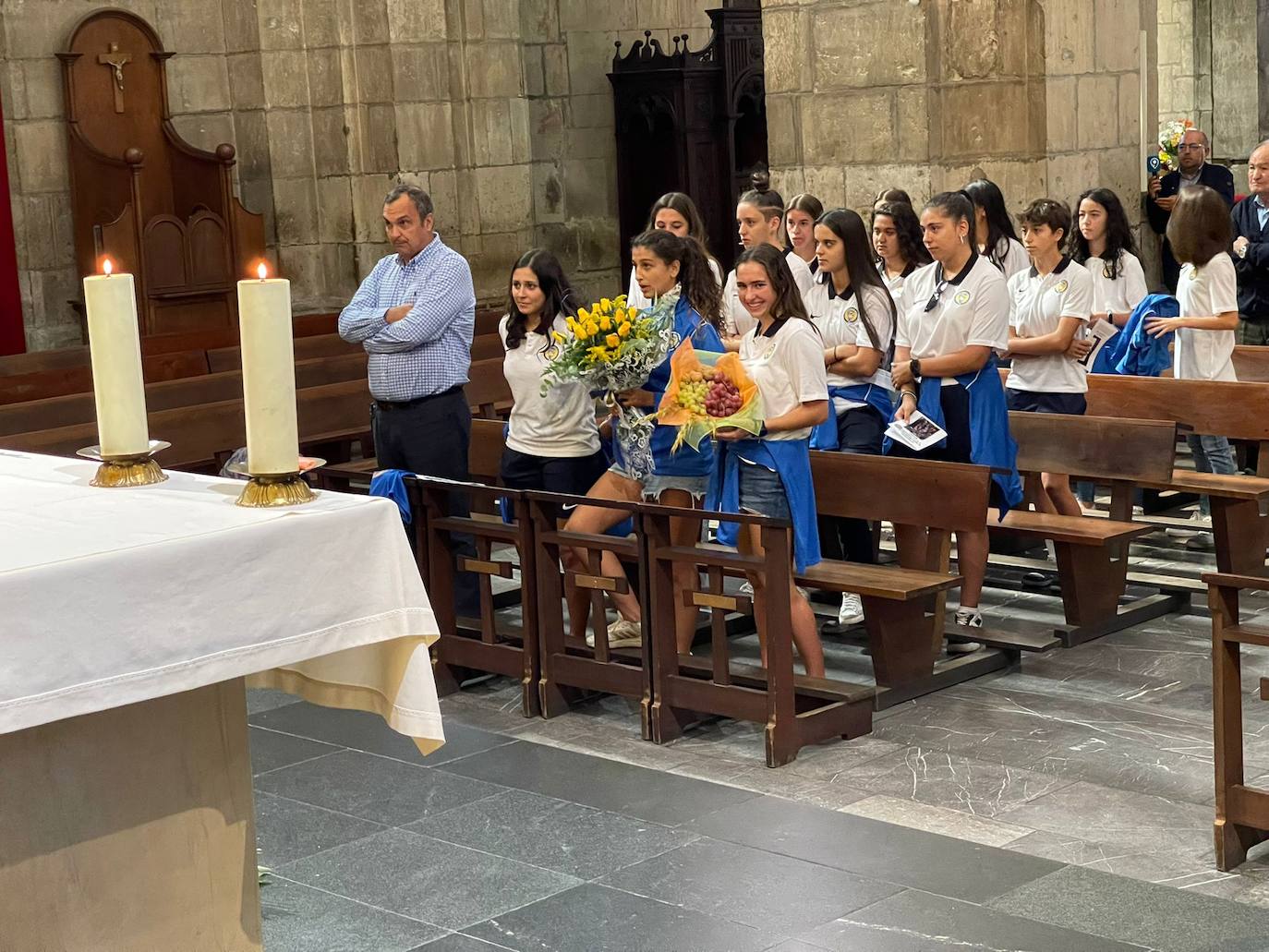 Ofrenda floral del Olímpico de León en la Iglesia de San Marcelo.