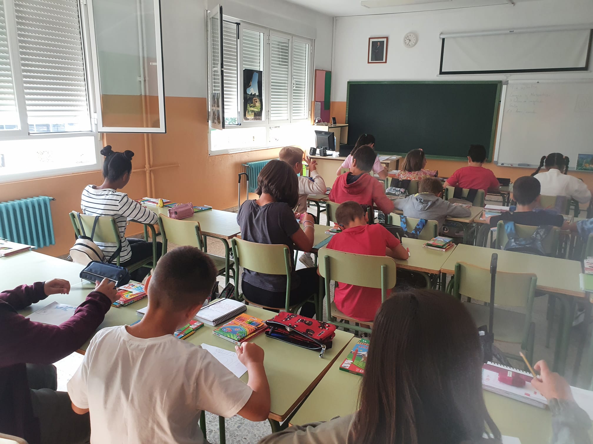 El curso escolar abre sus puertas con la novedad de la educación gratuita de dos a tres años. En León la cifra de nuevos alumnos en esa franja de edad alcanza los 1. 352 en total. 57.499 alumnos forman la 'familia educativa' de la provincia. 