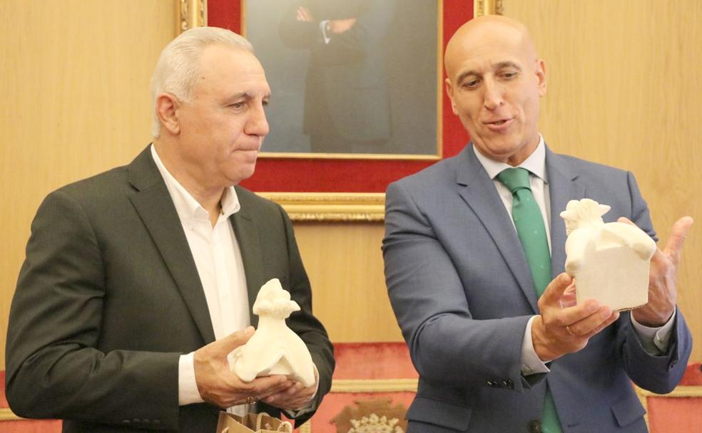 Hristo Stoichkov recibe de manos dl alcalde de León, José Antonio Diez, un obsequio en la recepción oficial en el consistorio de San Marcelo.