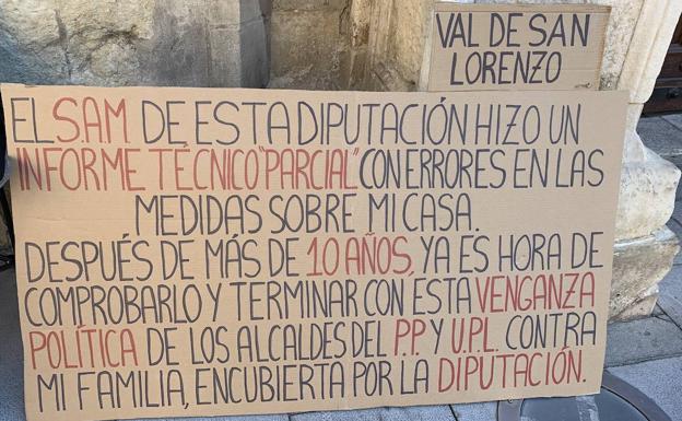 El cartel de Ricardo para protestar por los errores en las medidas de su casa.