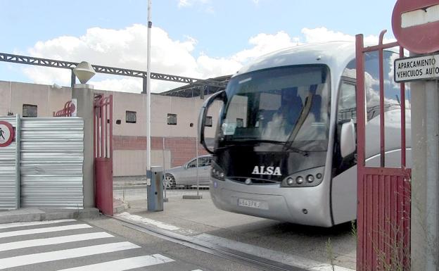 Un autobús abandona la estación de León, en la actualidad en pleno proceso de reforma. 