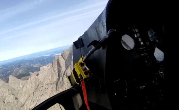 Imagen del rescate a estos tres escaladores en Peña Santa de este jueves.