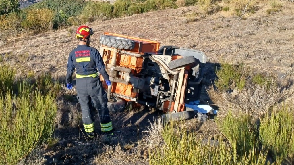 Fallece un hombre que quedó atrapado bajo un vehículo en la carretera hacia la mina de la localidad leonesa