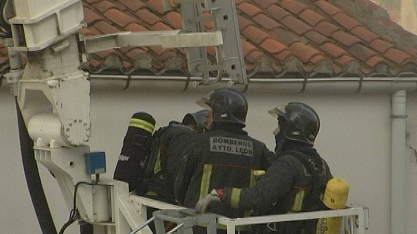 El 10 de agosto de 2012 la sede del consistorio leonés en la calle Ordoño II registraba un incendio que tiñió las calles de humo negro y mantuvo en vilo a los leoneses durante más de cinco horas | Las llamas se iniciaban en la tercera planta a primera hora de la tarde y bomberos y la UME apagaban el fuego una tarde en la que León tuvo el corazón en un puño.