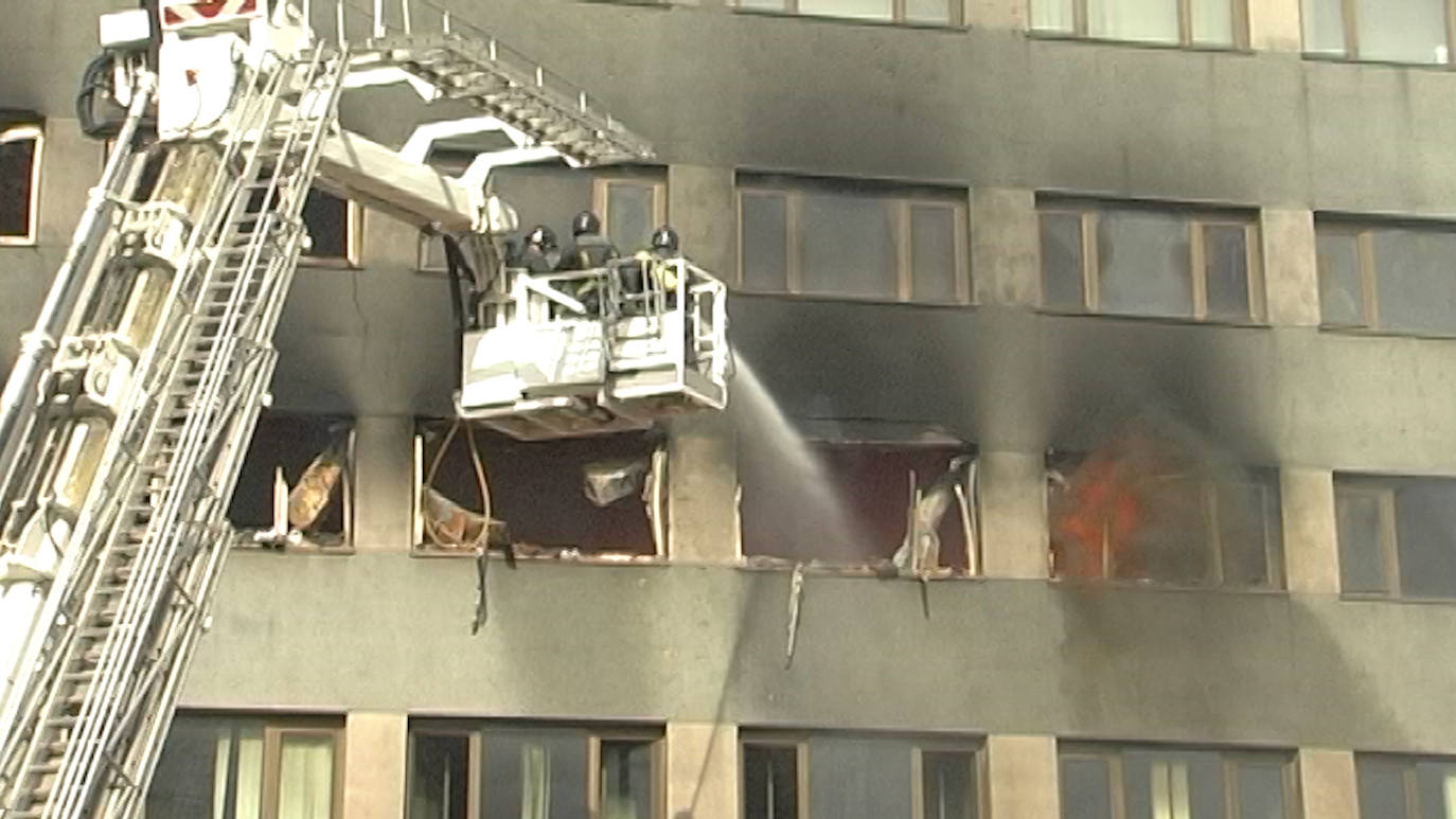 El 10 de agosto de 2012 la sede del consistorio leonés en la calle Ordoño II registraba un incendio que tiñió las calles de humo negro y mantuvo en vilo a los leoneses durante más de cinco horas | Las llamas se iniciaban en la tercera planta a primera hora de la tarde y bomberos y la UME apagaban el fuego una tarde en la que León tuvo el corazón en un puño.