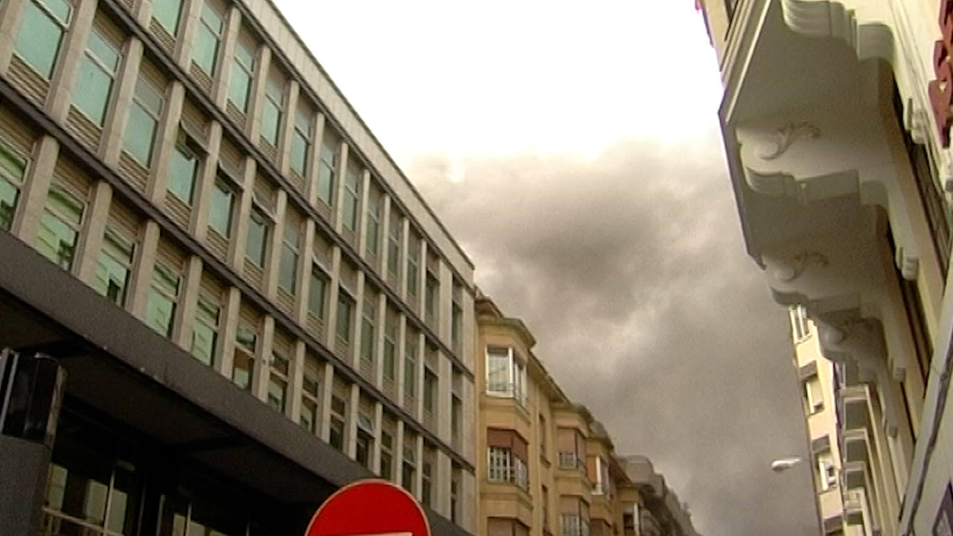 El 10 de agosto de 2012 la sede del consistorio leonés en la calle Ordoño II registraba un incendio que tiñió las calles de humo negro y mantuvo en vilo a los leoneses durante más de cinco horas | Las llamas se iniciaban en la tercera planta a primera hora de la tarde y bomberos y la UME apagaban el fuego una tarde en la que León tuvo el corazón en un puño.