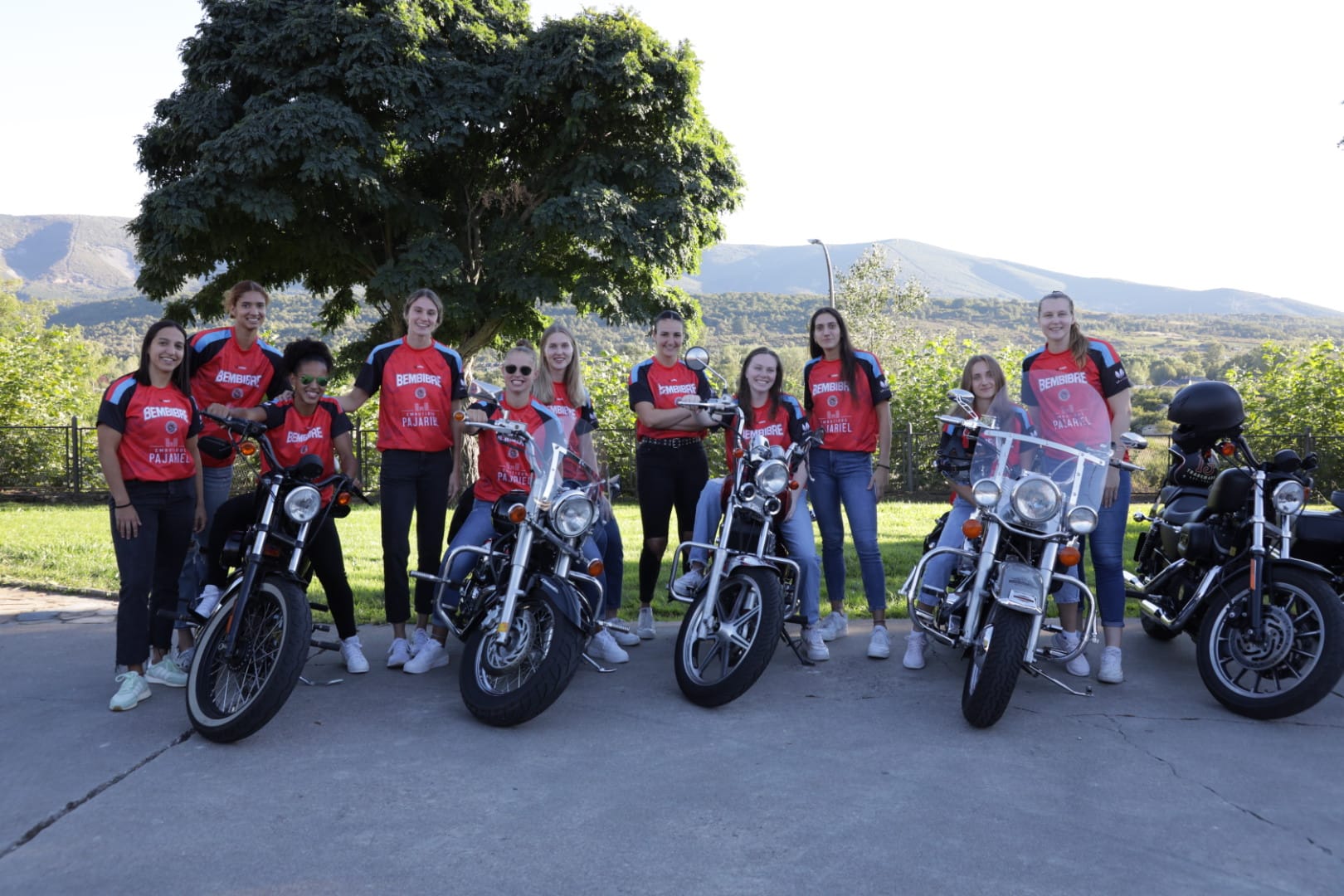 Embutidos Pajariel Bembibre se presentó ante su afición en un evento que culminó en el colegio Virgen de la Peña de la capital del Bierzo Alto tras el paseo en motos Harley-Davidson