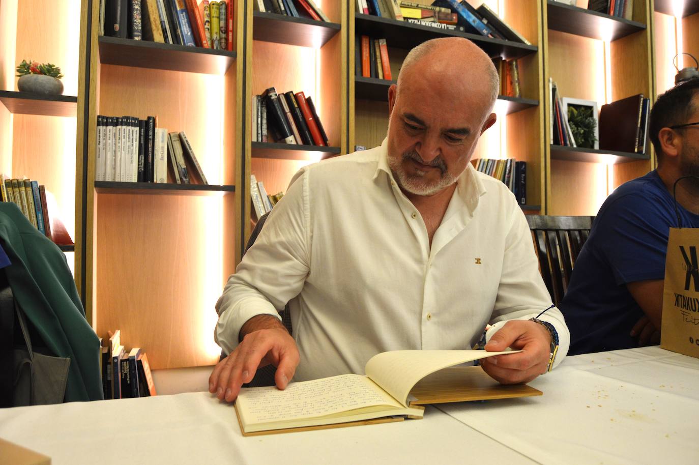 El neurocirujano berciano José Manuel Valle Folgueral, responsable de la unidad de patología compleja de la columna del Hospital San Juan de Dios de León.