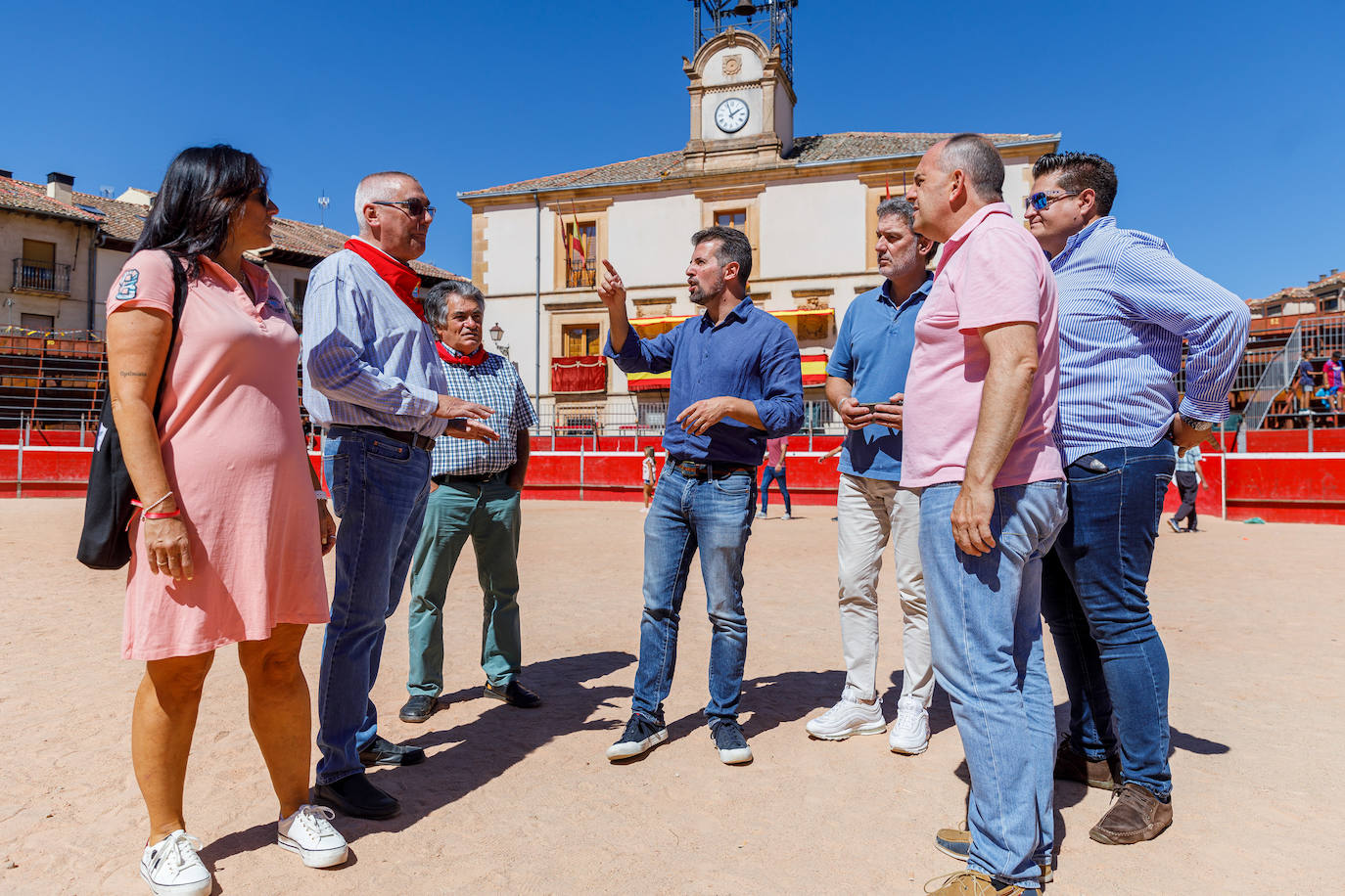 El secretario general del PSCyL y portavoz en las Cortes, Luis Tudanca, atiende a los medios de comunicación antes del acto público que con motivo de las fiestas patronales celebra la Agrupación del PSOE del Nordeste de Segovia