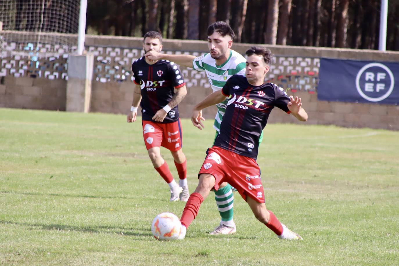 La Virgen y Atlético Bembibre protagonizaron el primer duelo provincial de la temporada