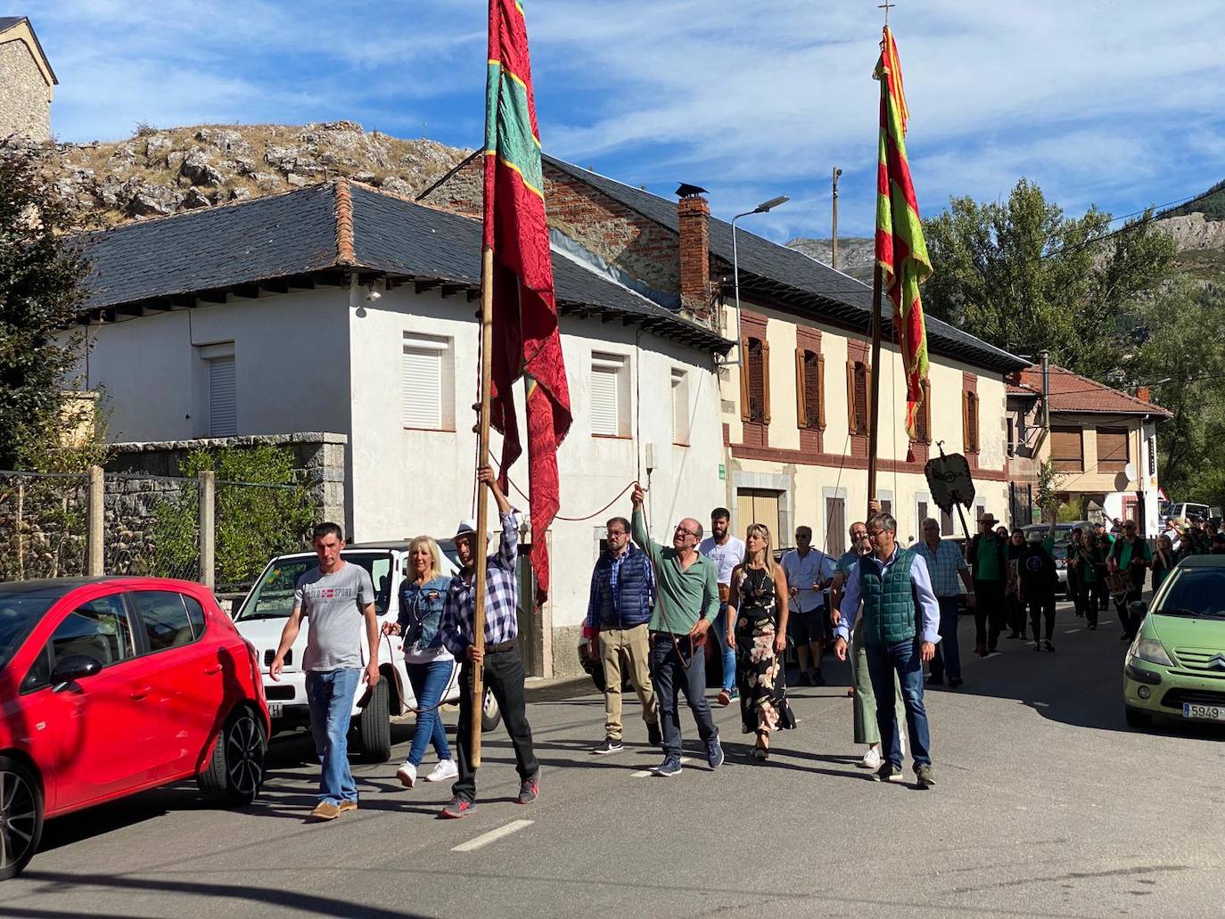 La localidad leonesa celebra las Fiestas del Cristo donde la feria ganadera, la artesanía y los pendones toman el protagonismo