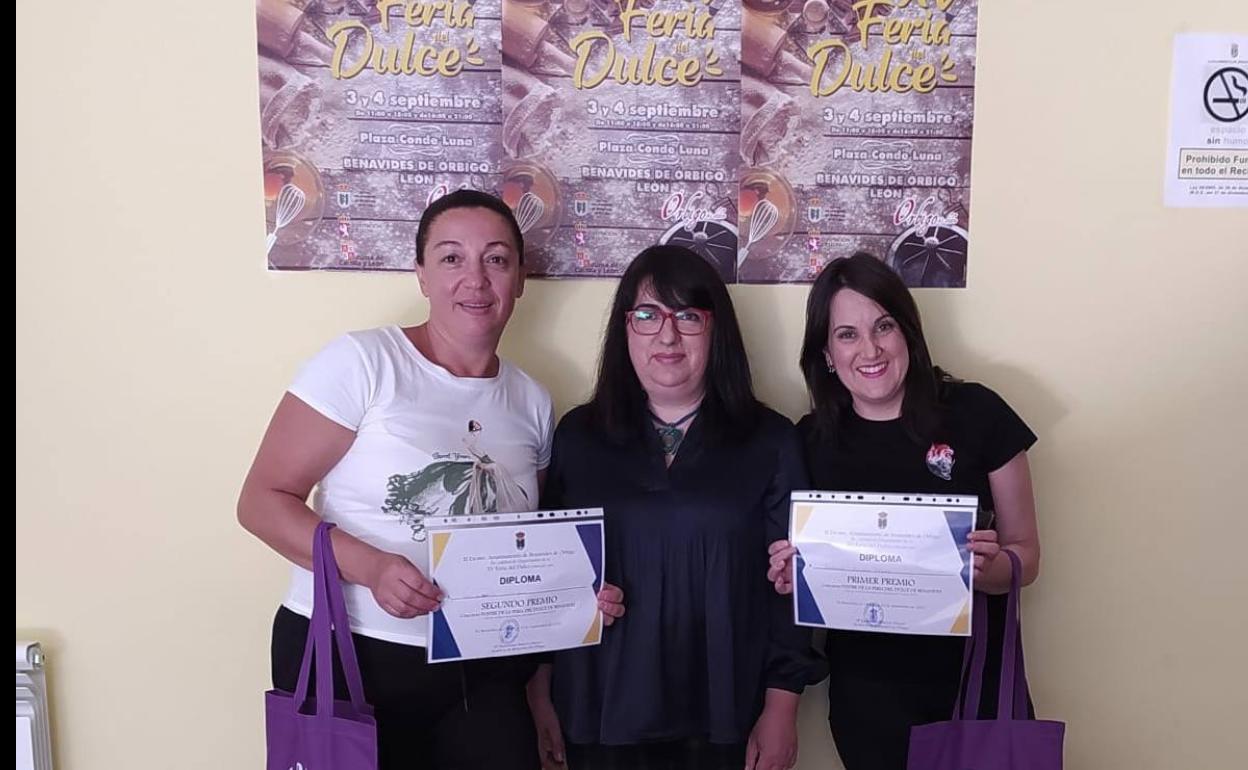 Smolianinova Svitlana (2º premio), la edil Belén Rodríguez y Sandra Silván (1º premio)