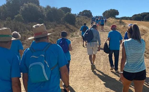 Galería. Participantes en la ruta de senderismo durante la convivencia a las Cuevas Menudas de Villafañe