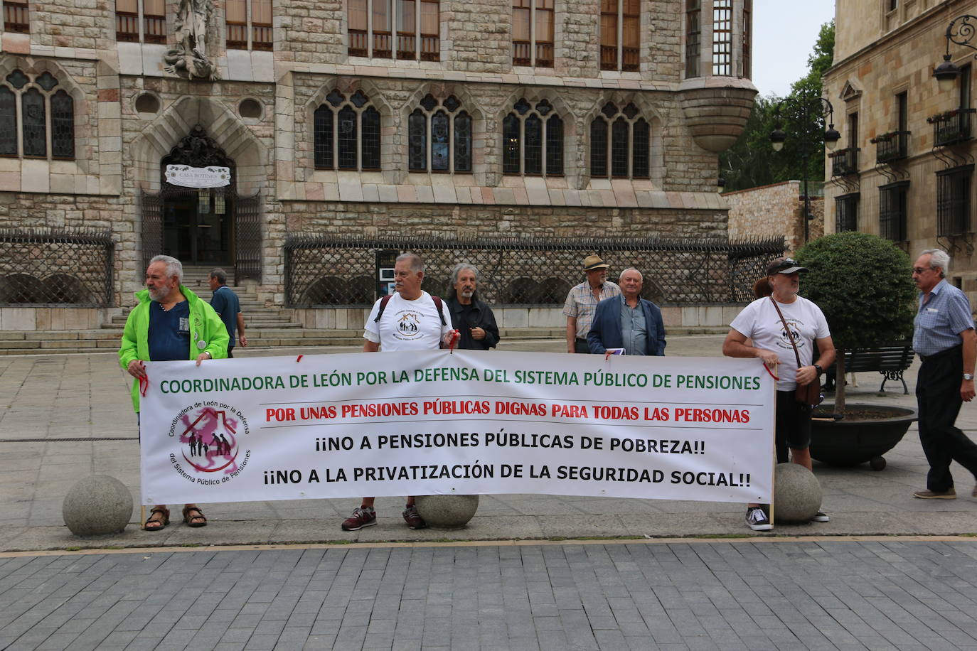 Los pensionistas de León se concentran frente a la Diputación