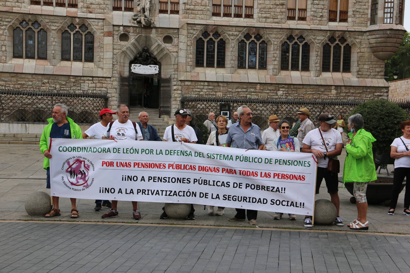 Los pensionistas de León se concentran frente a la Diputación