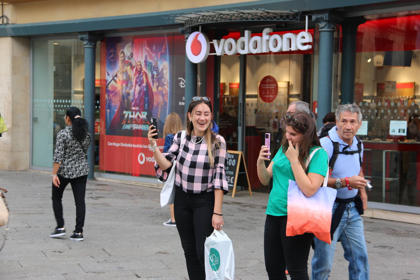 Los pensionistas de León se concentran frente a la Diputación