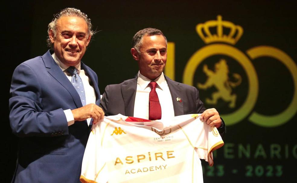Felipe Llamazares, director general de la Cultural, entregó una camiseta del equipo a su presidente, Mohamed Khalifa Al-Sudaiwi, en la gala de presentación de los actos del centenario.