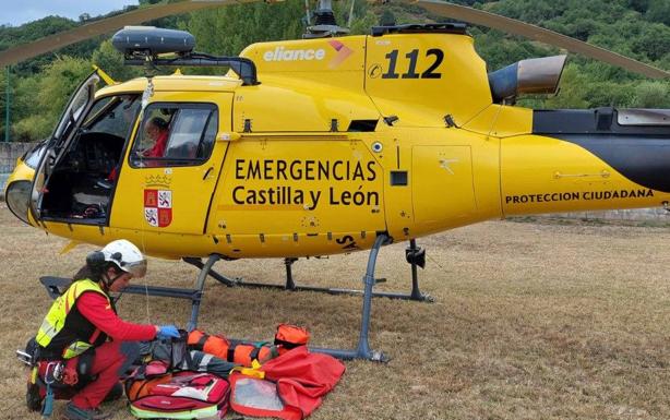 El helicóptero trasladó al herido al Hospital de El Bierzo.