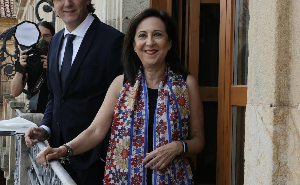 La ministra de Defensa, Margarita Robles, visita Soria junto a su alcalde Carlos Martínez.