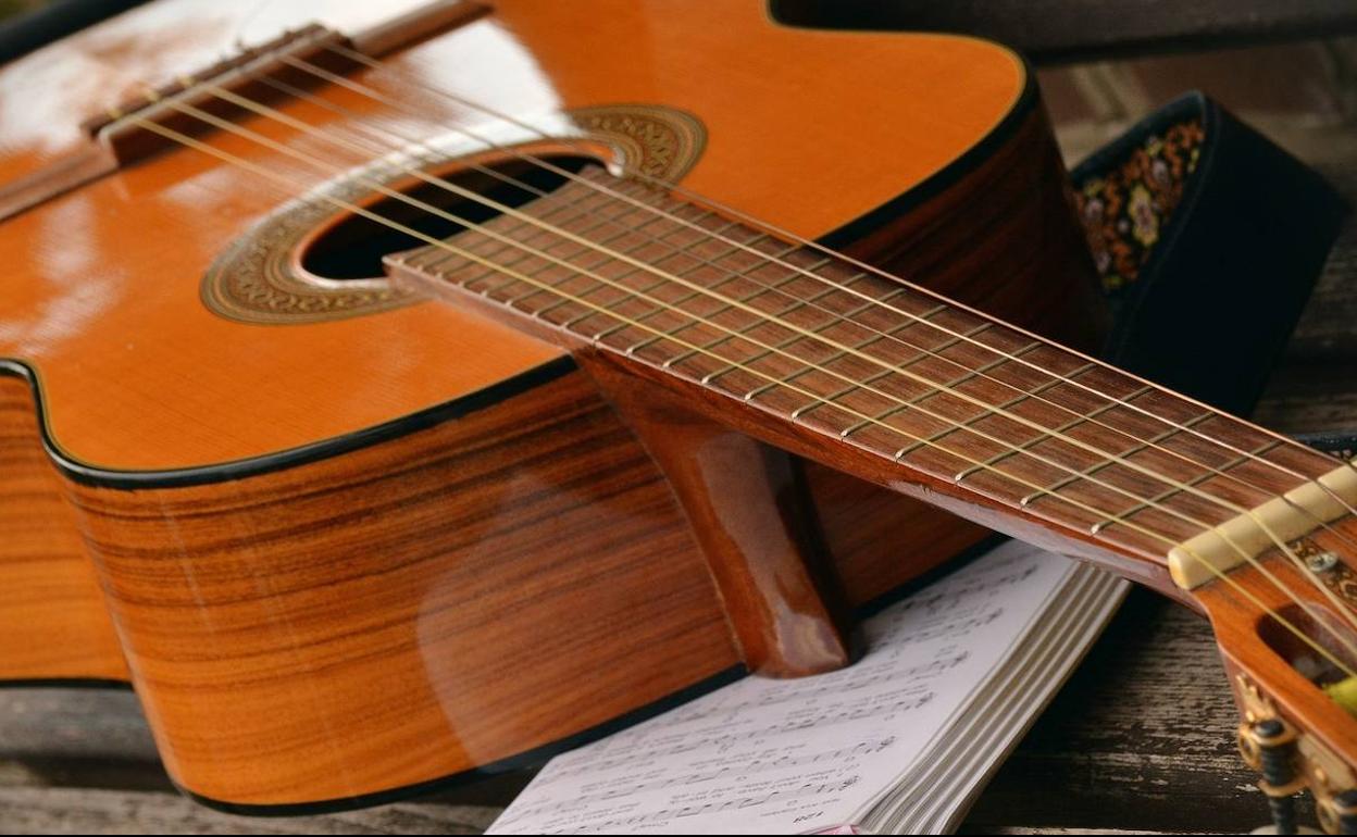 Cacabelos busca dos profesores de guitarra para su escuela municipal de música