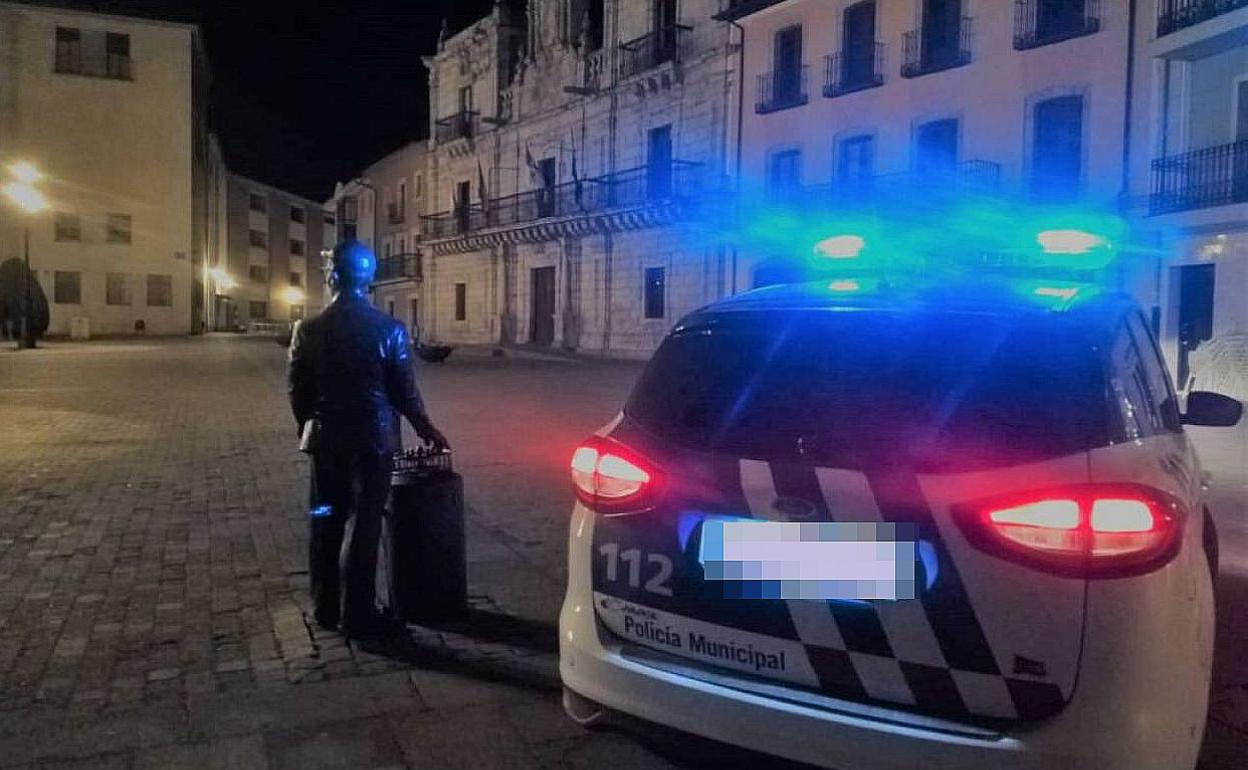 Efectivos de la Policía Local de Ponferrada durante las labores de vigilancia y control. 