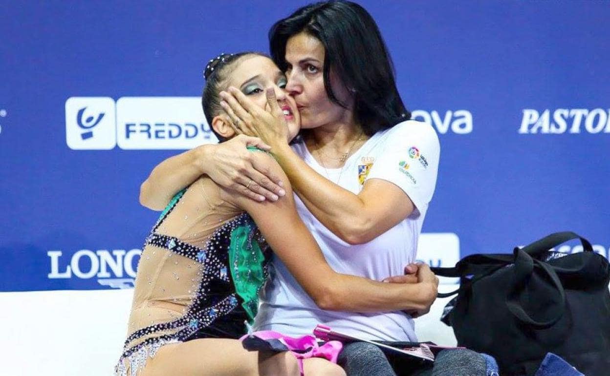 Ruth Fernández, derecha, durante una competición internacional. 