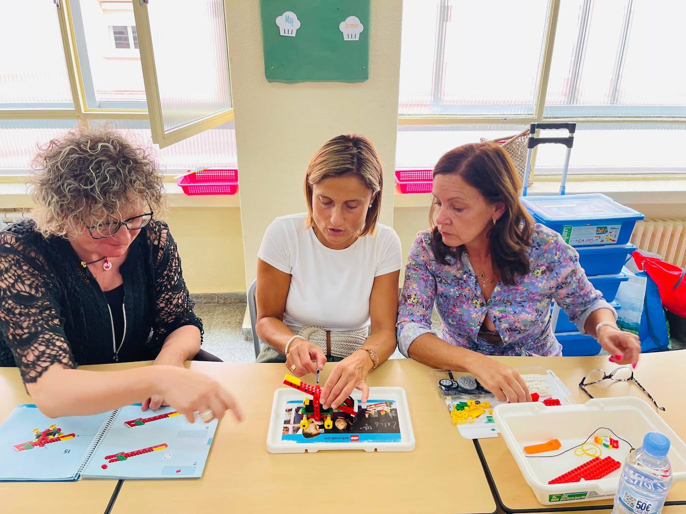 El profesorado del colegio leonés preparándose para implementar la metodología Lego en sus aulas. 