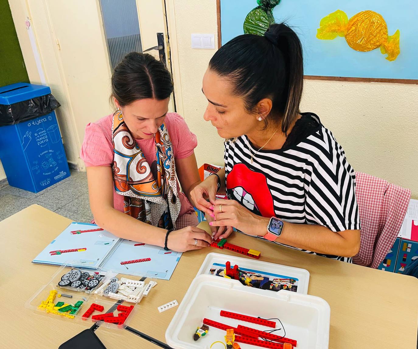 El profesorado del colegio leonés preparándose para implementar la metodología Lego en sus aulas. 