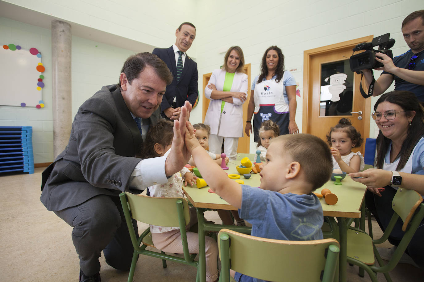 El presidente de la Junta de Castilla y León, Alfonso Fernández Mañueco; acompañado del presidente de la Diputación provincial, Javier Iglesias, visitan la Escuela Infantil Municipal de Carbajosa de la Sagrada