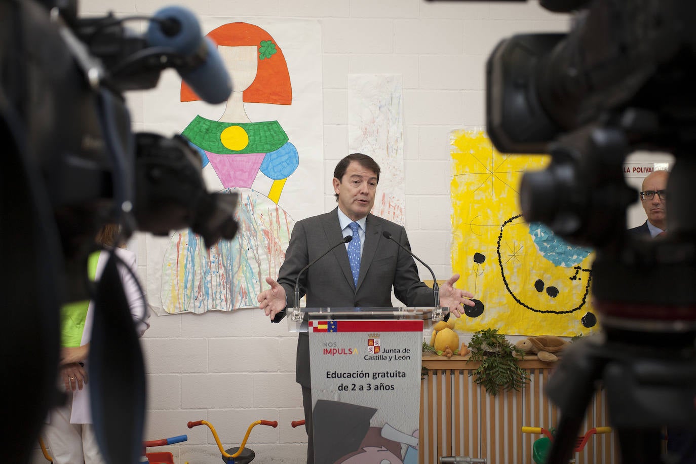 El presidente de la Junta de Castilla y León, Alfonso Fernández Mañueco; acompañado del presidente de la Diputación provincial, Javier Iglesias, visitan la Escuela Infantil Municipal de Carbajosa de la Sagrada