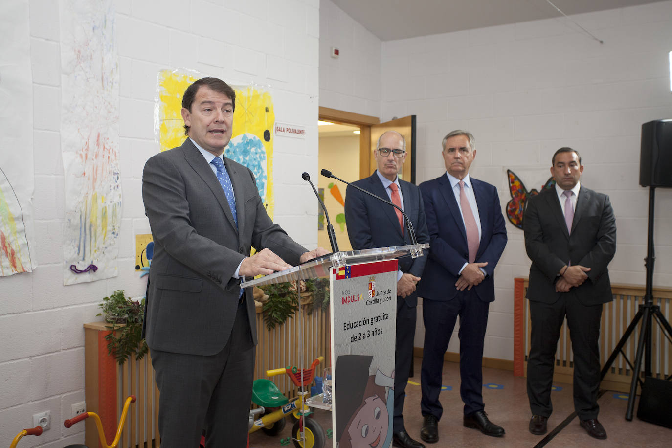 El presidente de la Junta de Castilla y León, Alfonso Fernández Mañueco; acompañado del presidente de la Diputación provincial, Javier Iglesias, visitan la Escuela Infantil Municipal de Carbajosa de la Sagrada