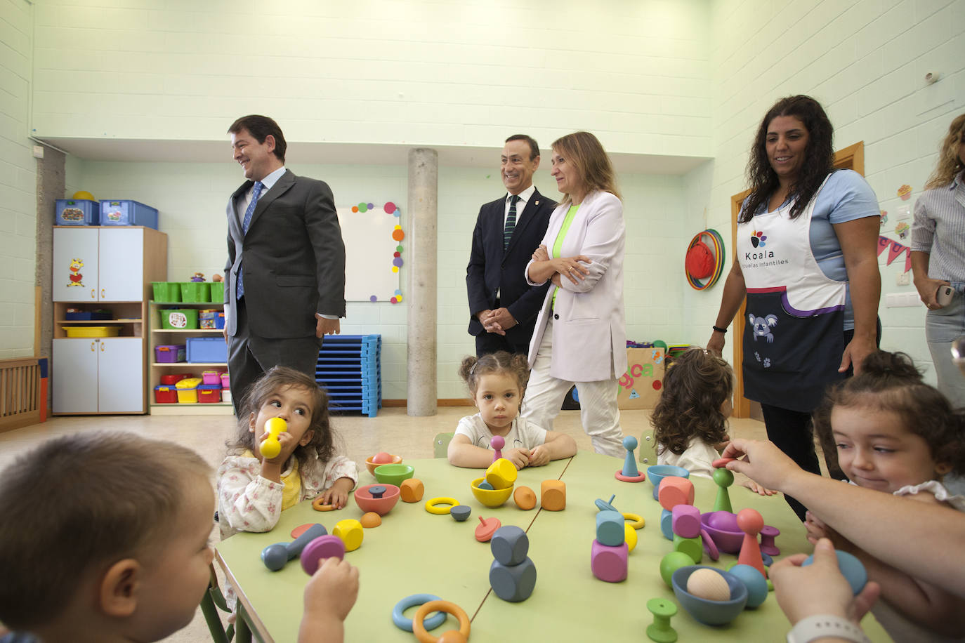 El presidente de la Junta de Castilla y León, Alfonso Fernández Mañueco; acompañado del presidente de la Diputación provincial, Javier Iglesias, visitan la Escuela Infantil Municipal de Carbajosa de la Sagrada