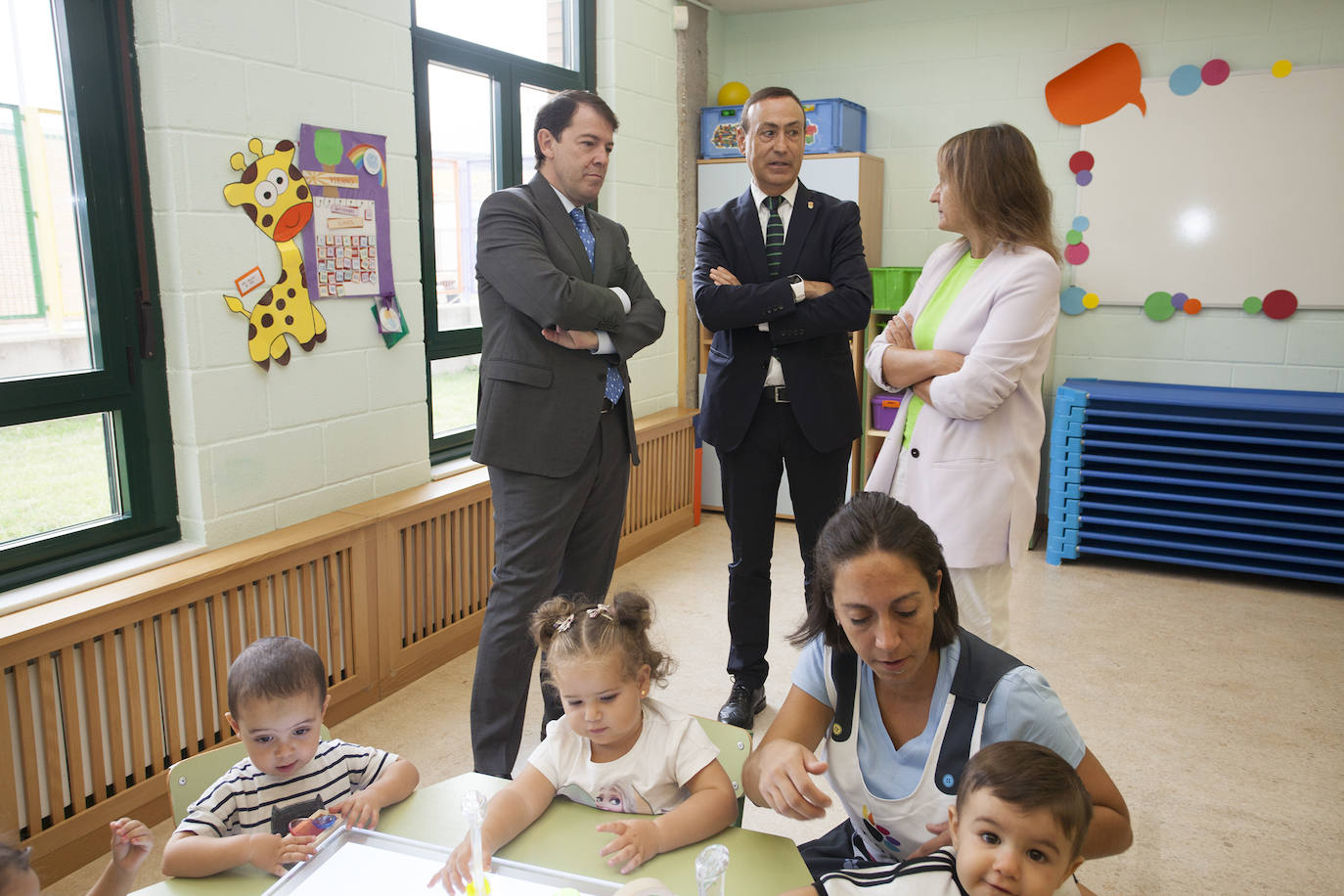 El presidente de la Junta de Castilla y León, Alfonso Fernández Mañueco; acompañado del presidente de la Diputación provincial, Javier Iglesias, visitan la Escuela Infantil Municipal de Carbajosa de la Sagrada