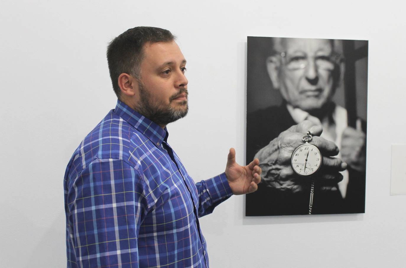 La exposición 'El eco de la conciencia: tras los pasos de Aquilino Gómez'