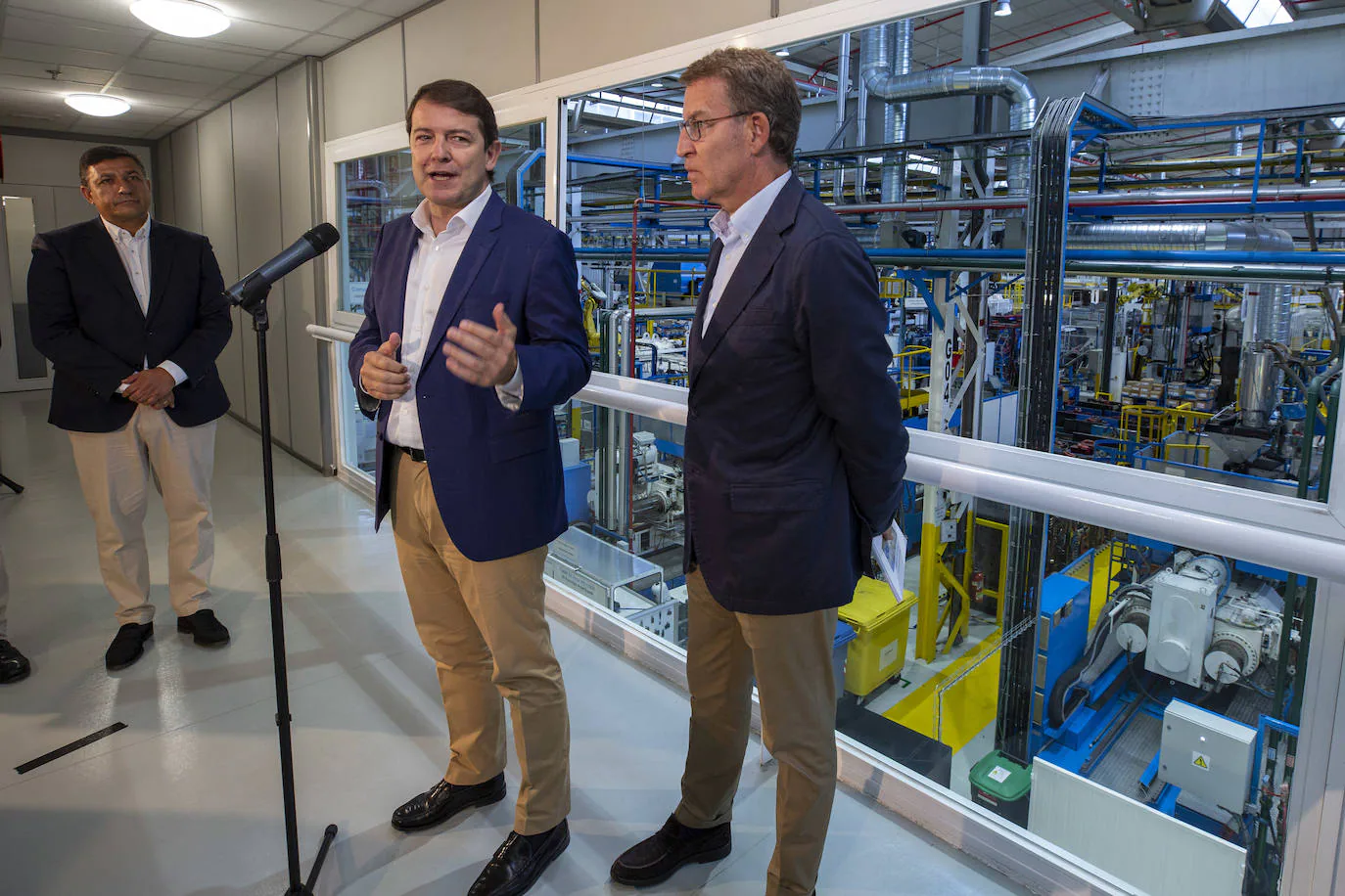 Feijóo y Mañueco en su visita a la fábrica de equipamientos exteriores Plastic Omnium este martes en Arévalo. 