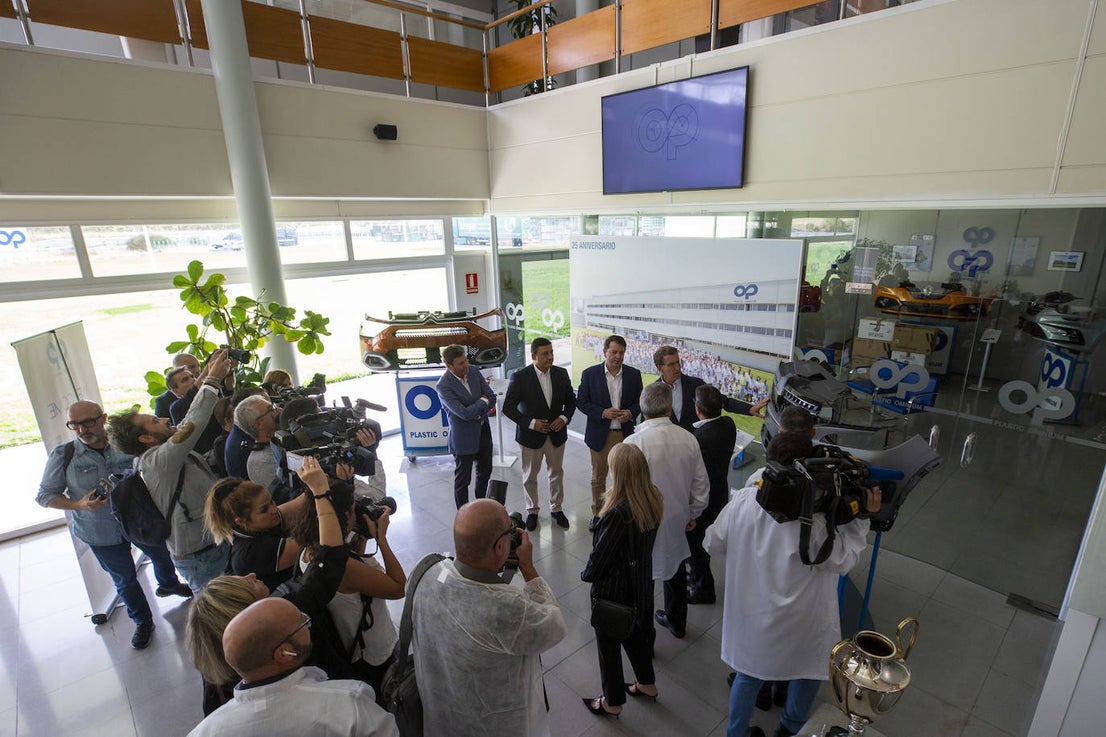 Feijóo y Mañueco en su visita a la fábrica de equipamientos exteriores Plastic Omnium este martes en Arévalo. 