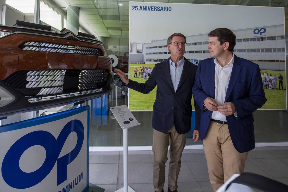 Feijóo y Mañueco en su visita a la fábrica de equipamientos exteriores Plastic Omnium este martes en Arévalo. 