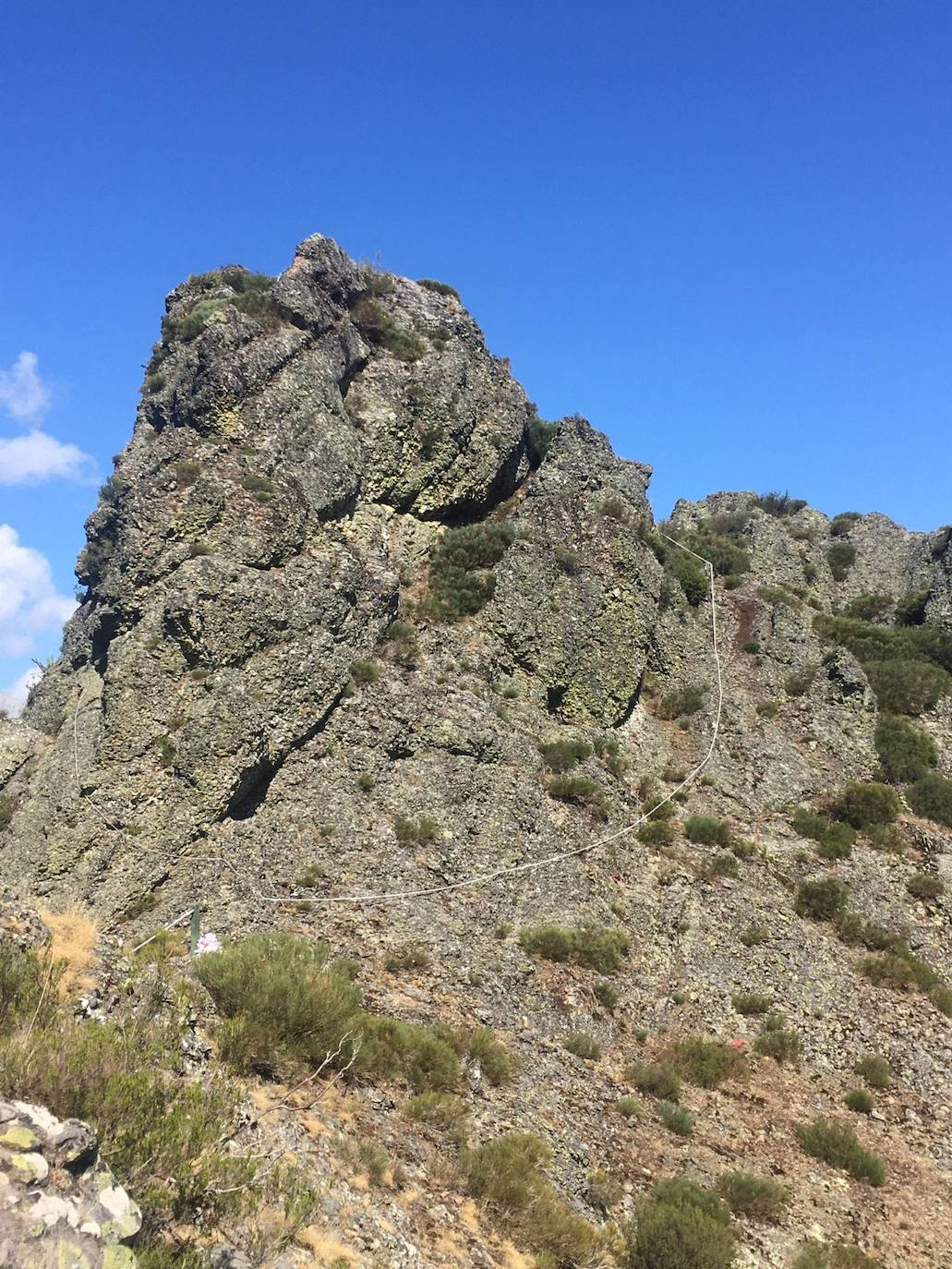 La plataforma volada que se ha instalado en la cima del Pico Cabrón y las instalaciones de la nueva vía ferrata. 