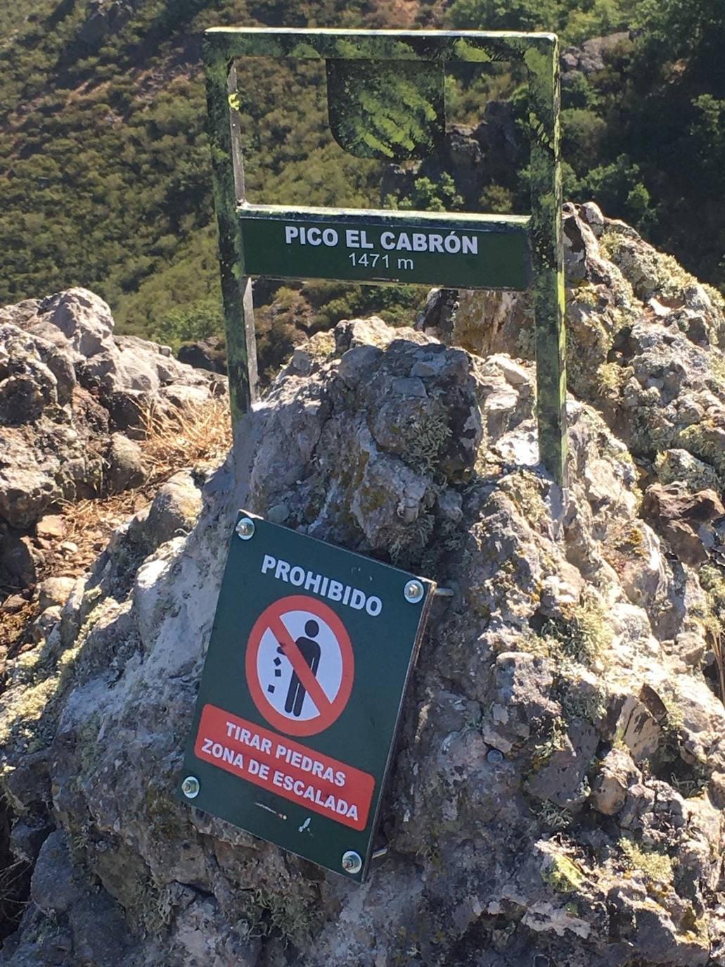 La plataforma volada que se ha instalado en la cima del Pico Cabrón y las instalaciones de la nueva vía ferrata. 