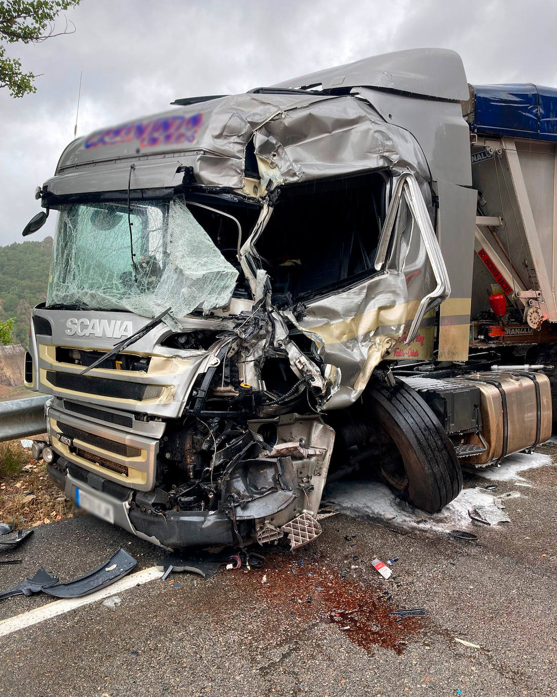 Bomberos de León intervienen en el rescate de la persona que ha resultado atrapada en un accidente en kilómetros 51 de la CL 626