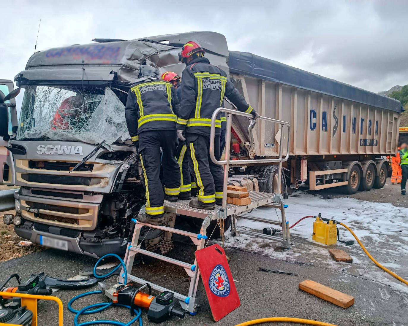 Bomberos de León intervienen en el rescate de la persona que ha resultado atrapada en un accidente en kilómetros 51 de la CL 626