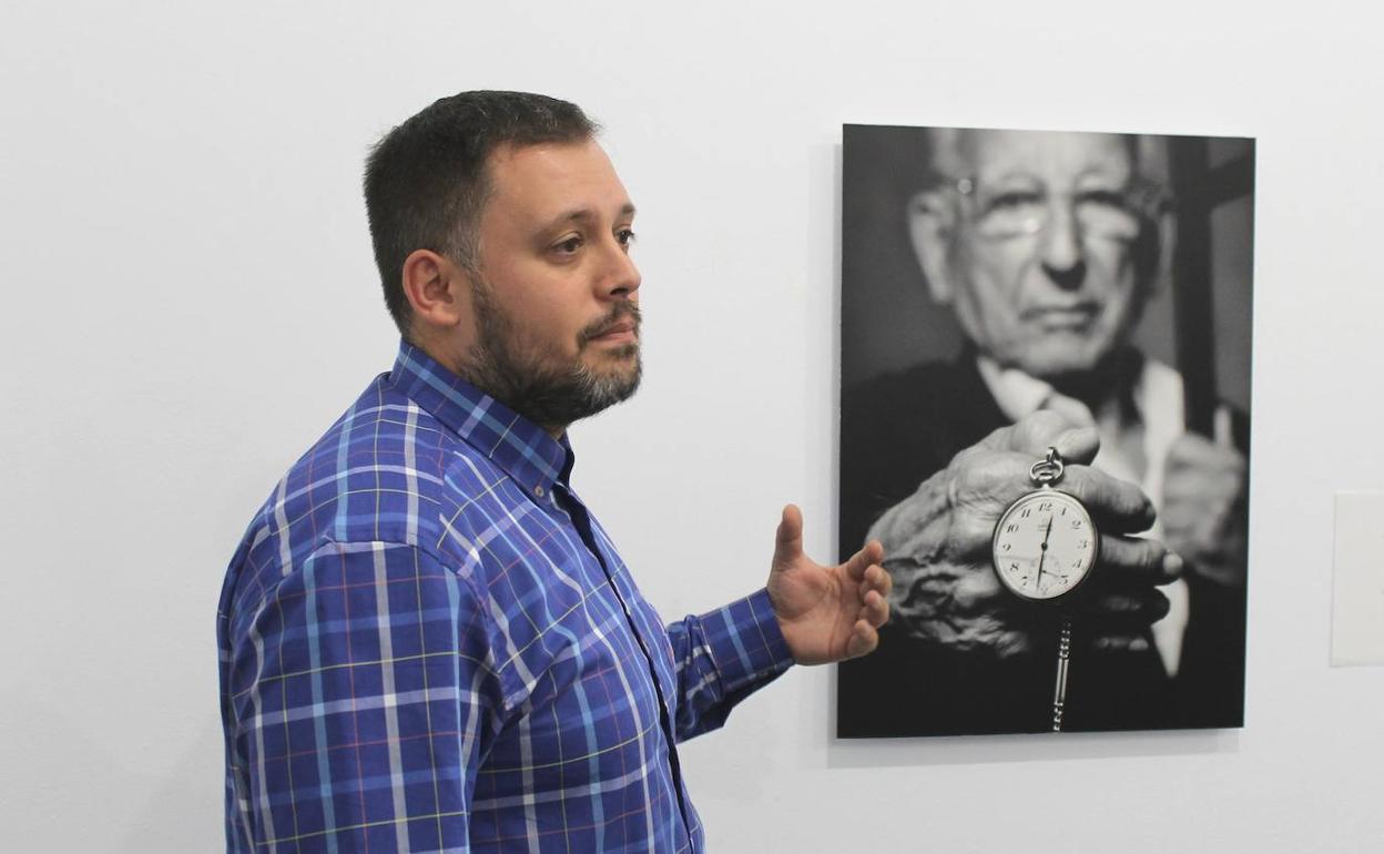 Héctor González, comisario de la Exposición durante la inaguración de la muestra.