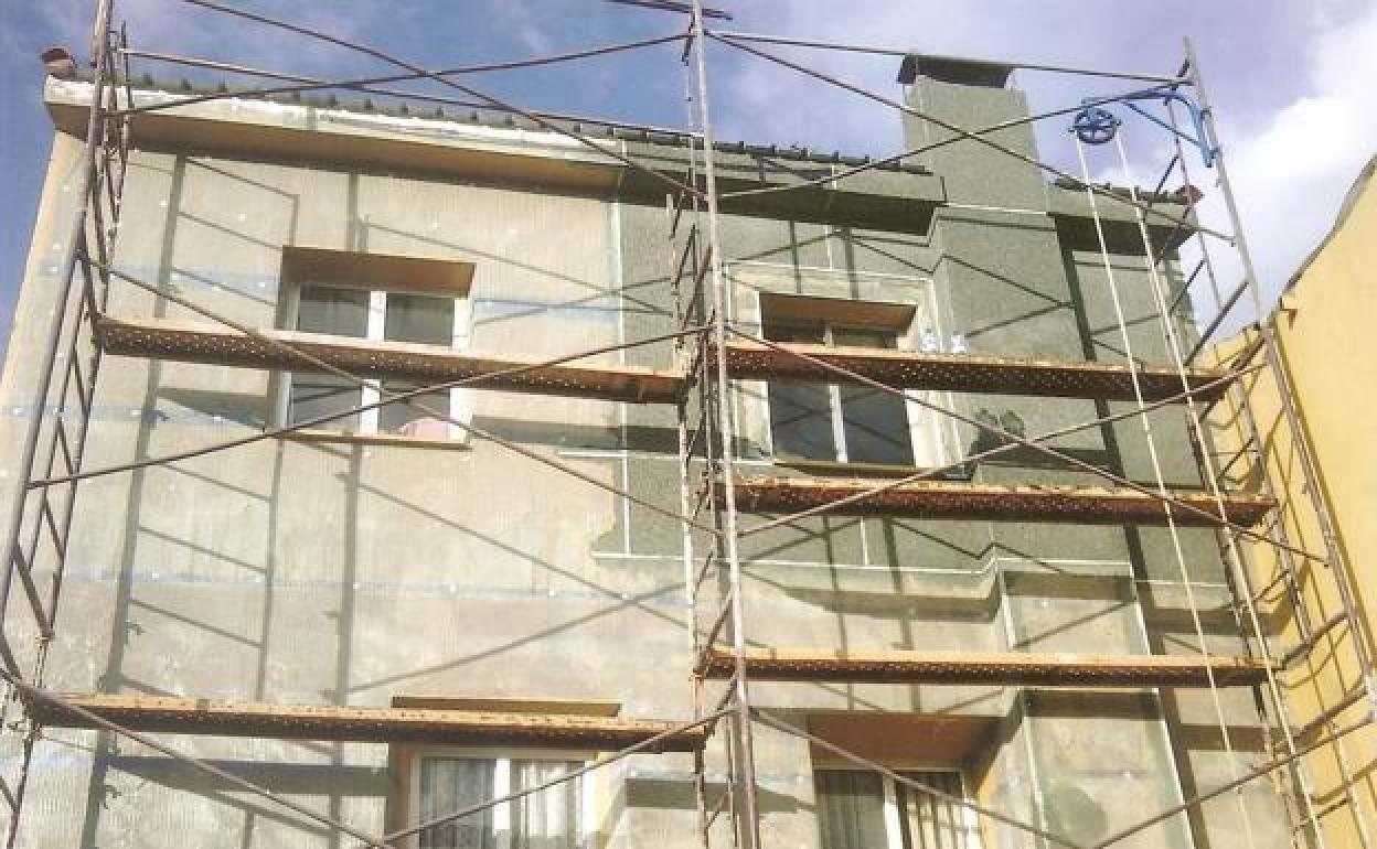 La Junta solicita al Gobierno que amplíe la cuantía de las ayudas de rehabilitación de viviendas para hacer frente a la inflación.