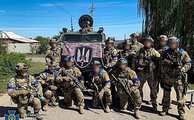 Miembros del Servicio de Seguridad del Estado de Ucrania posan para una foto en la ciudad recientemente liberada de Kupiansk