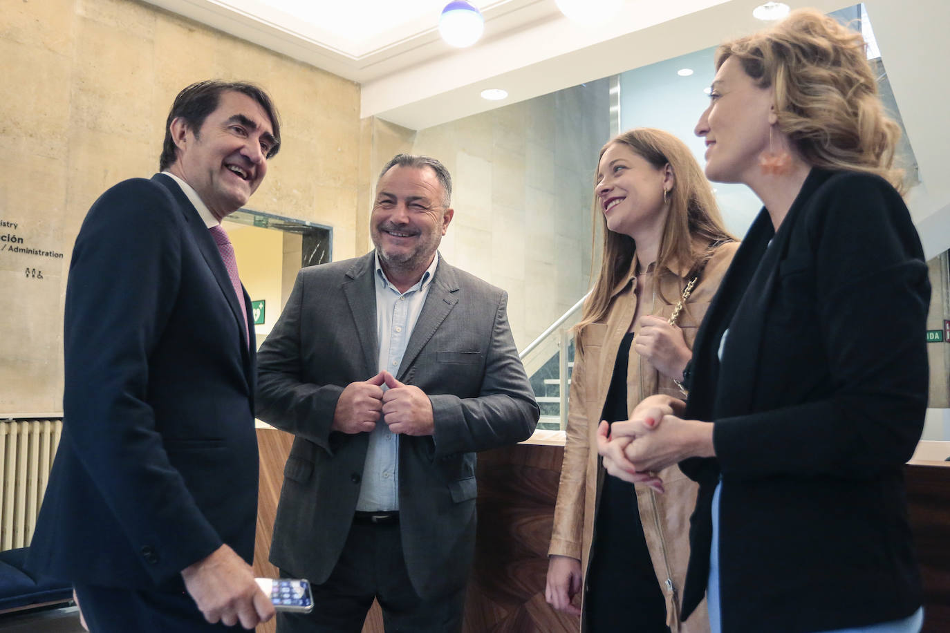 El consejero de Medio Ambiente, Vivienda y Ordenación del Territorio, Juan Carlos Suárez-Quiñones, y el presidente de la Diputación, Eduardo Morán, entre otras autoridades, presentan a alcaldes de León el documento inicial de las Normas Urbanísticas Territoriales.