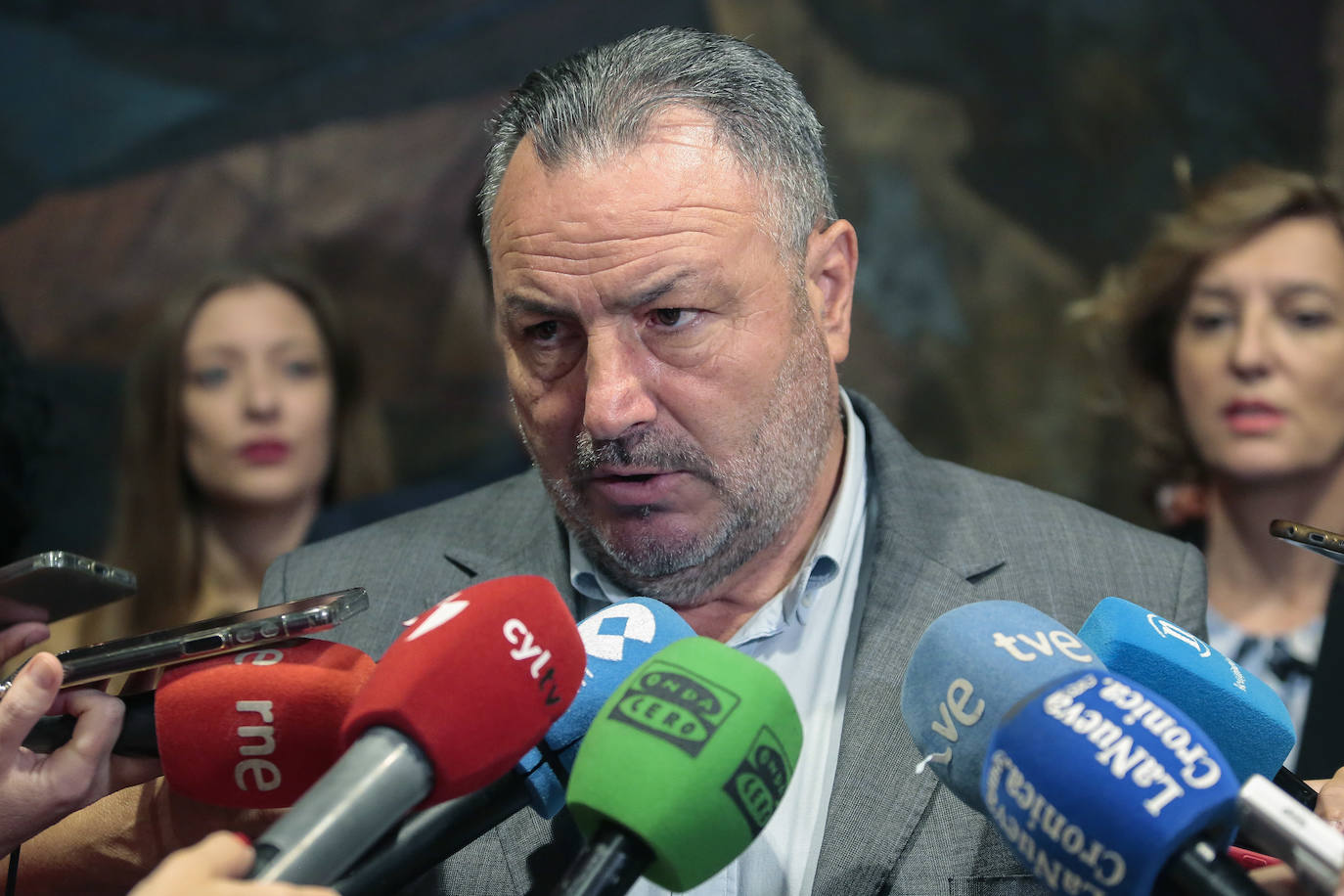 El consejero de Medio Ambiente, Vivienda y Ordenación del Territorio, Juan Carlos Suárez-Quiñones, y el presidente de la Diputación, Eduardo Morán, entre otras autoridades, presentan a alcaldes de León el documento inicial de las Normas Urbanísticas Territoriales.