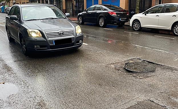 Imagen del estado en el que se encuentran las alcantarillas en la calle Mariano Andrés